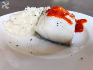 Lomos de bacalao con salsa de sobrasada y miel con arroz cremoso al limón