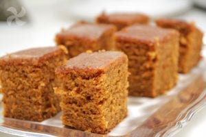 bizcocho de zanahoria y almíbar de naranja