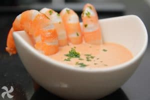 Langostinos cocidos con salsa romesco