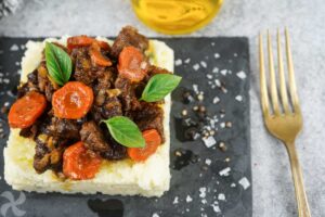 Meloso de ternera y parmentier con mascarpone y albahaca