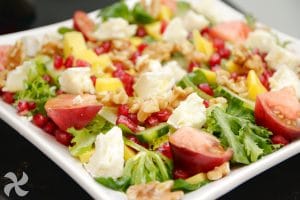 Ensalada de navidad con mango, granada, queso de cabra y vinagreta de nueces