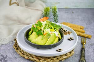 Ensalada de fiesta con aguacate, lechuga y langostinos