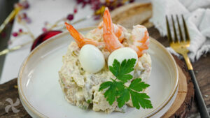 Ensaladilla Navidad con salmón y aguacate