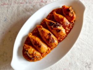 Calamarcitos rellenos de langostinos en salsa
