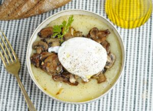 Crema de patata trufada con salteado de setas y huevo poché