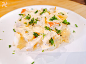 Ensalada de cangrejo, huevo y piña.