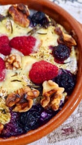 Camembert al horno con frutos rojos y miel de ajo