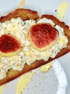 Tosta de higos, queso cottage, miel y aceite de oliva