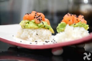 Tartar de salmón sobre arroz crujiente