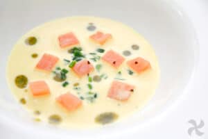 Salmón ahumado con sopa de curry, melocotón y leche de coco