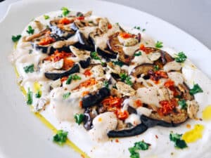 Berenjena asada con yogur griego y salsa de tahini