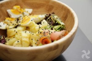 Ensalada de patatas y salmón con salsa nórdica