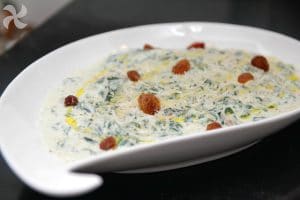 Espinacas frescas con yogur griego y pasas2