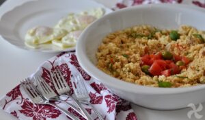 Cuscús con tomate y atún