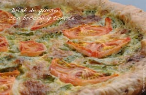 Brisé de queso con brócoli y tomate