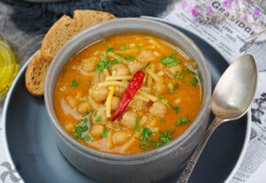 Escudella con garbanzos, fideos y bacalao