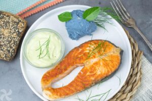Salmón a la plancha con puré de patata morada y mayonesa de aguacate