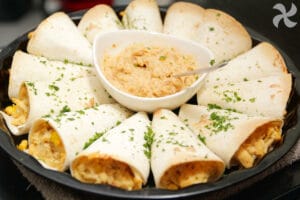 Rosquilla de quesadillas con pollo chipotle y salsa de cacahuete