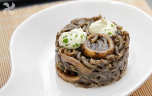 Fideuá negra de calamares