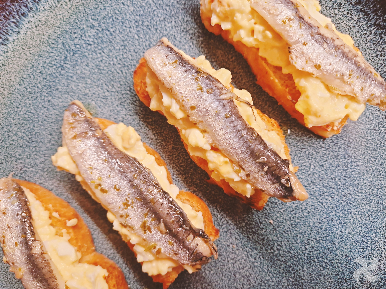Montaditos de huevo duro con boquerones en vinagre
