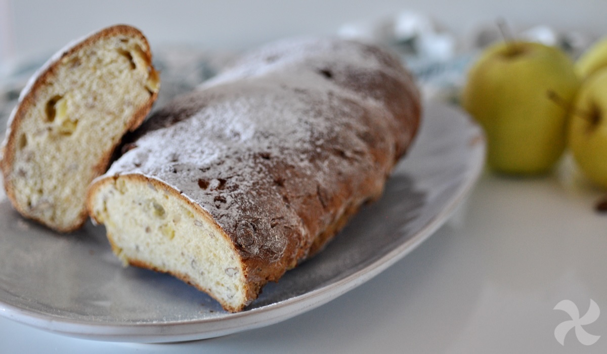 Pan dulce de almendras y manzana