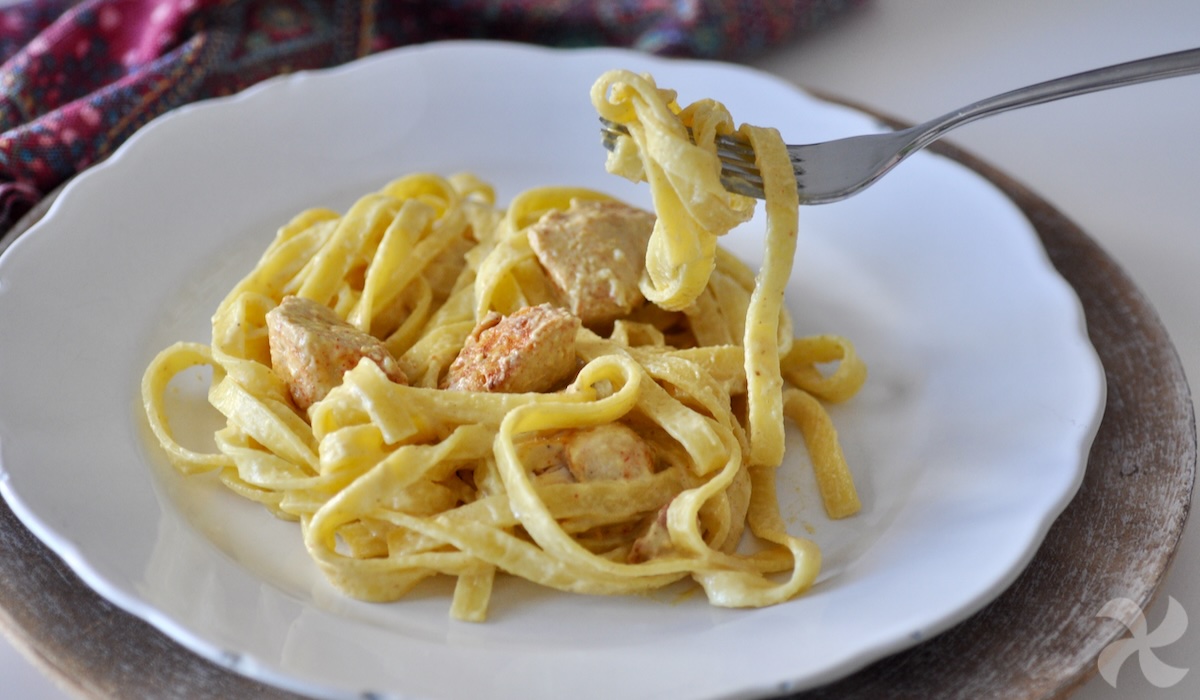 Tagliatelle con pollo y salsa de curry