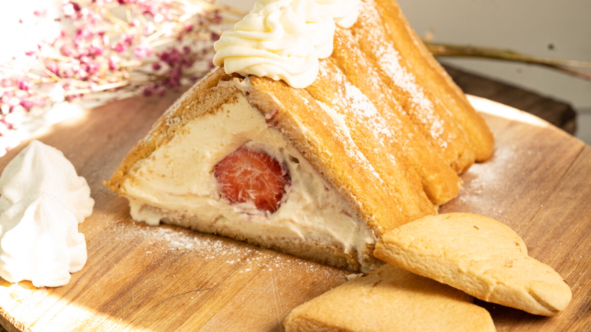Tarta triangular de nata con fresas