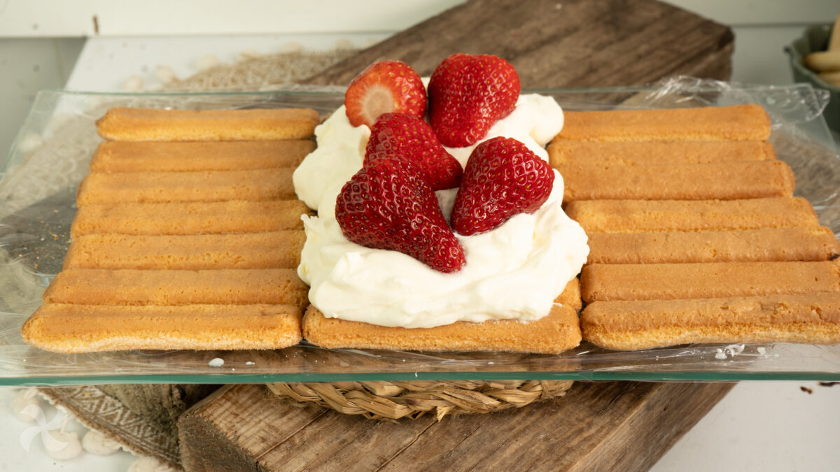 Colocamos la nata y la fresas sobre los bizcochos.