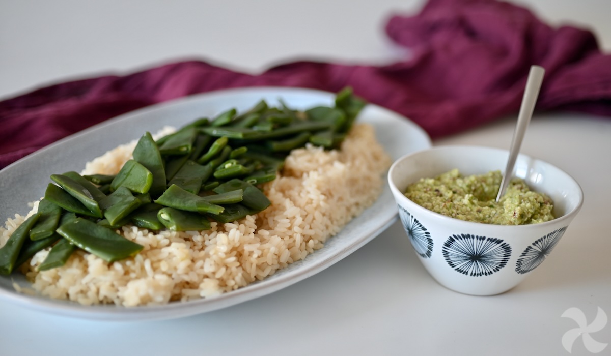 Arroz con judías verdes y pesto de lechuga y almendras