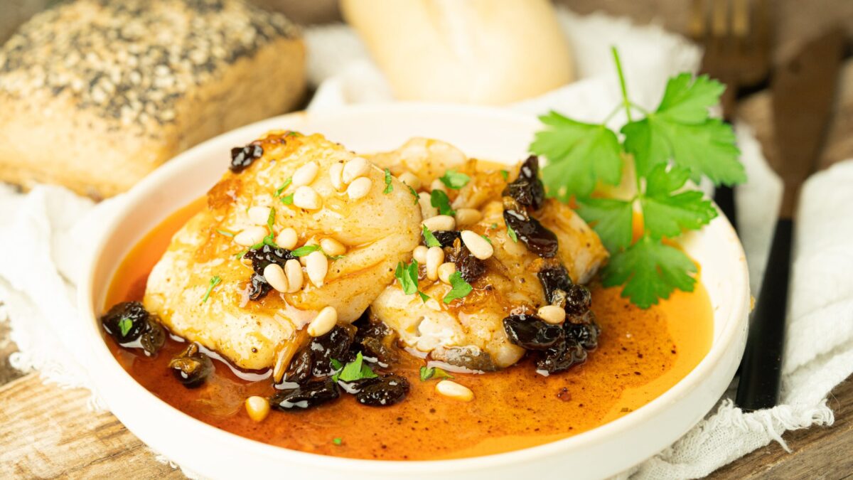 Bacalao a la miel con pasas y piñones