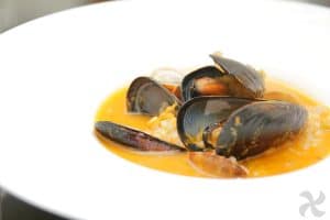Arroz caldoso marinero con zumo de naranja