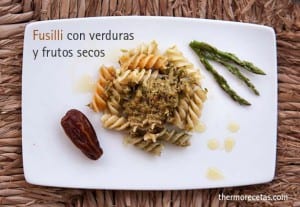 Fusilli con espáragos verdes, dátiles y nueces
