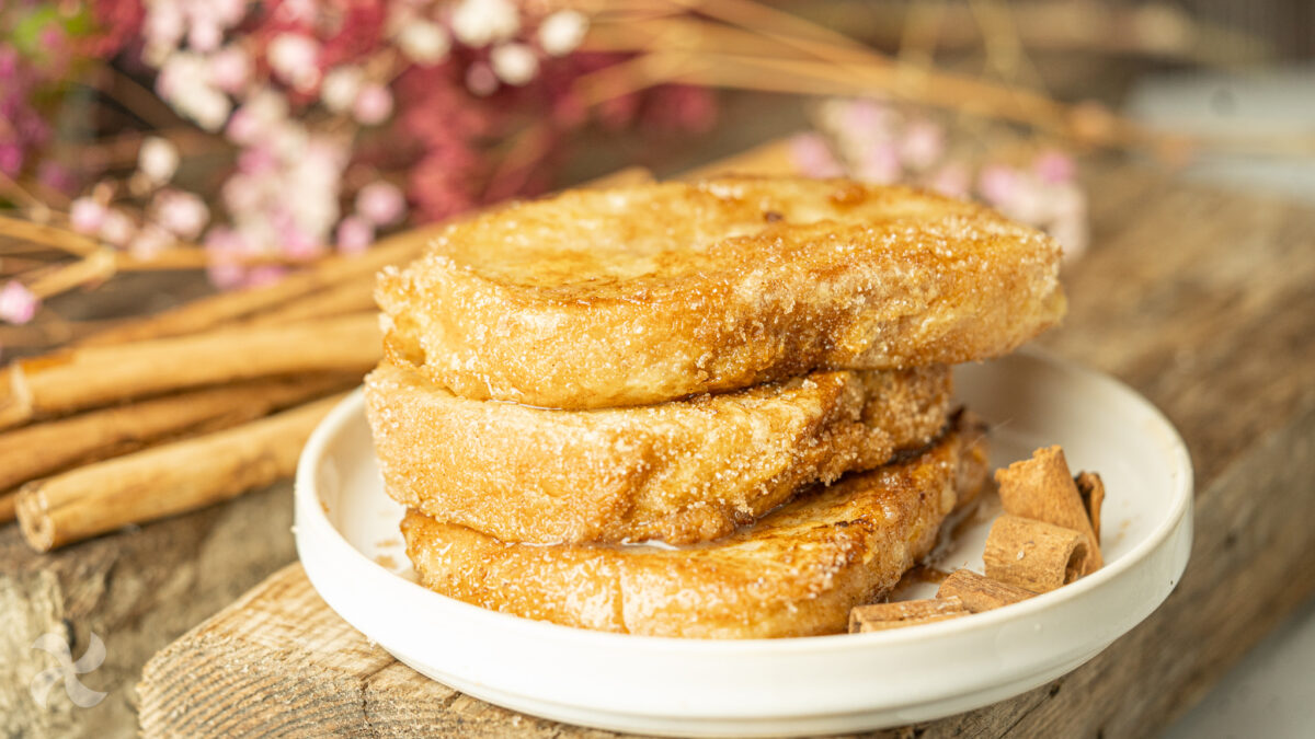 Torrijas con crema de vainilla, azúcar y canela