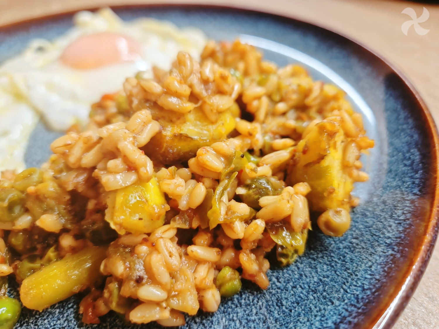 Avena cocida con verduras en airfryer y huevo a la plancha