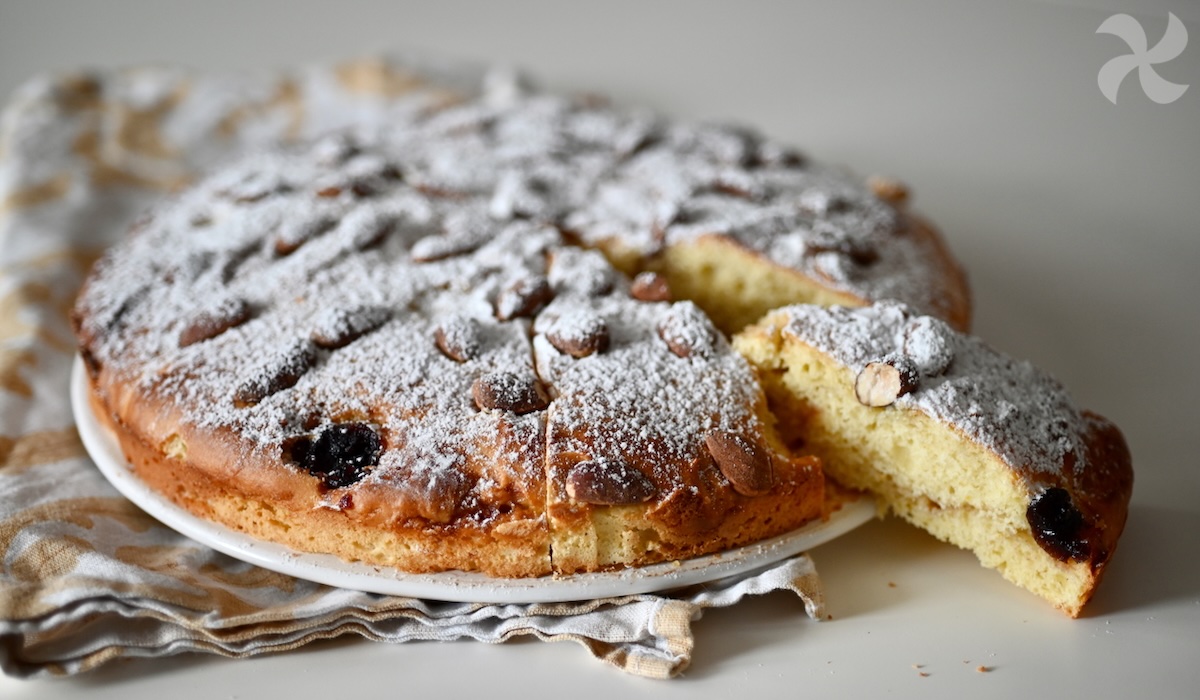Bizcocho de ricotta y cerezas en sirope