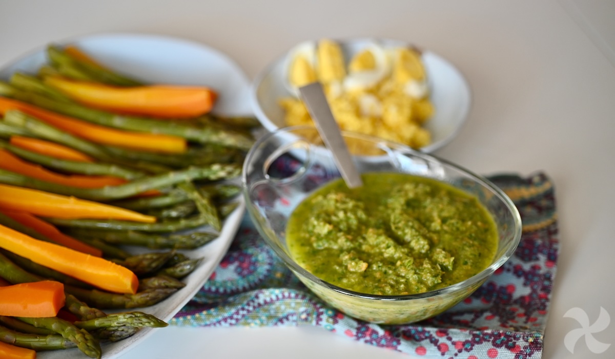 Espárragos y zanahorias al vapor con salsa de lechuga y perejil