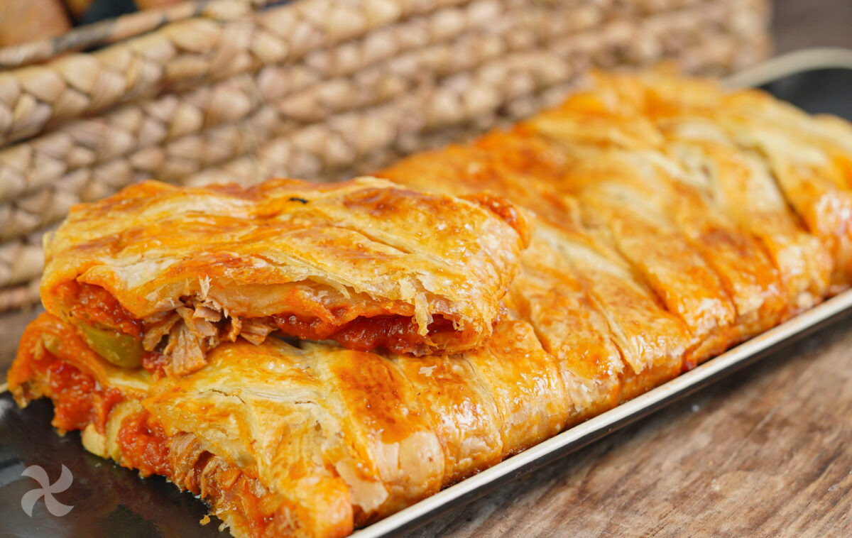 Hojaldre trenzado relleno de atún con tomate y aceitunas