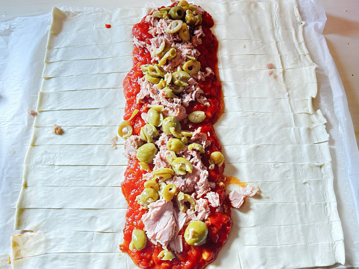 Hojaldre trenzado relleno de atún con tomate y aceitunas