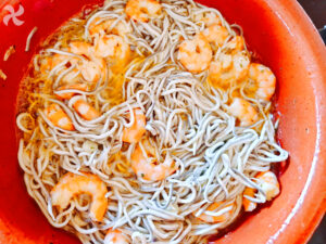 Gambas y gulas al ajillo