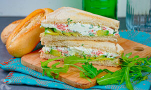 Sandwich de crema de queso con salmón ahumado y aguacate