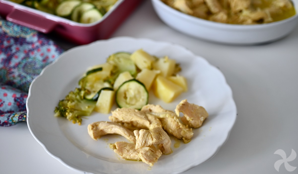Pollo al curry con guarnición de patata, calabacín y brócoli