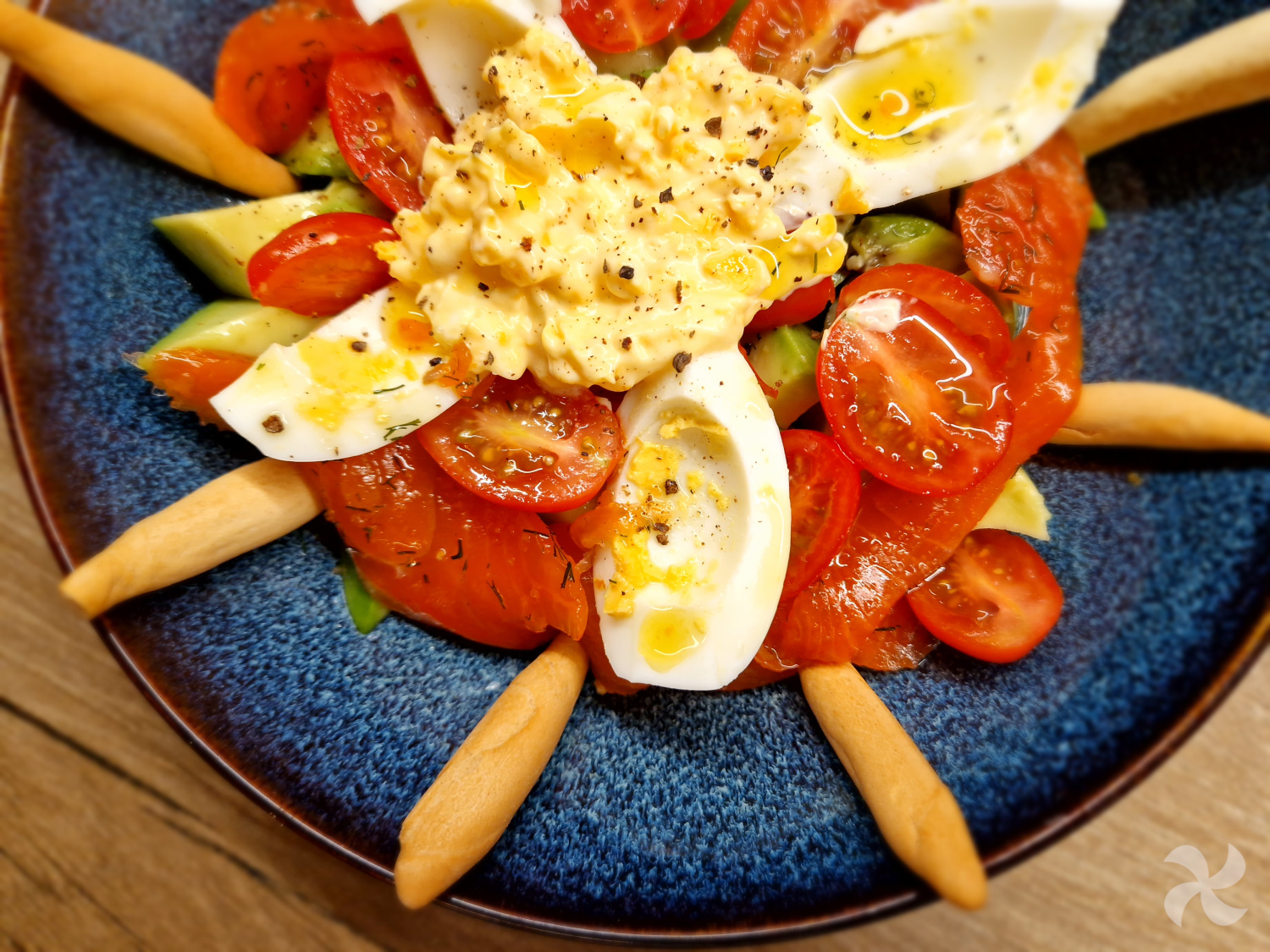 Ensalada de tomates cherrys, salmón y huevo