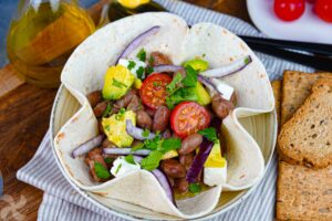 Cesta con ensalada de judías pinta