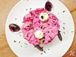 Ensalada rosa de patatas, salchichas y remolacha