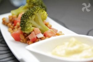 Ensalada de lentejas con brocoli y mayonesa de curcuma