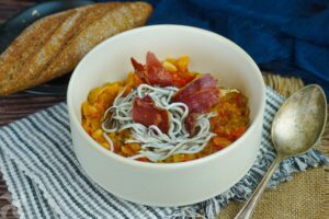 Pisto con gulas y jamón crujiente