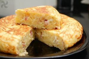 Tortilla de patatas rellena de bacon y mozzarella