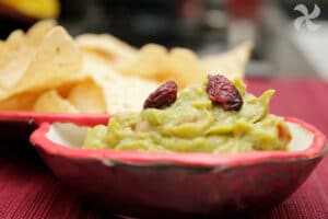 Guacamole con mango y arándanos