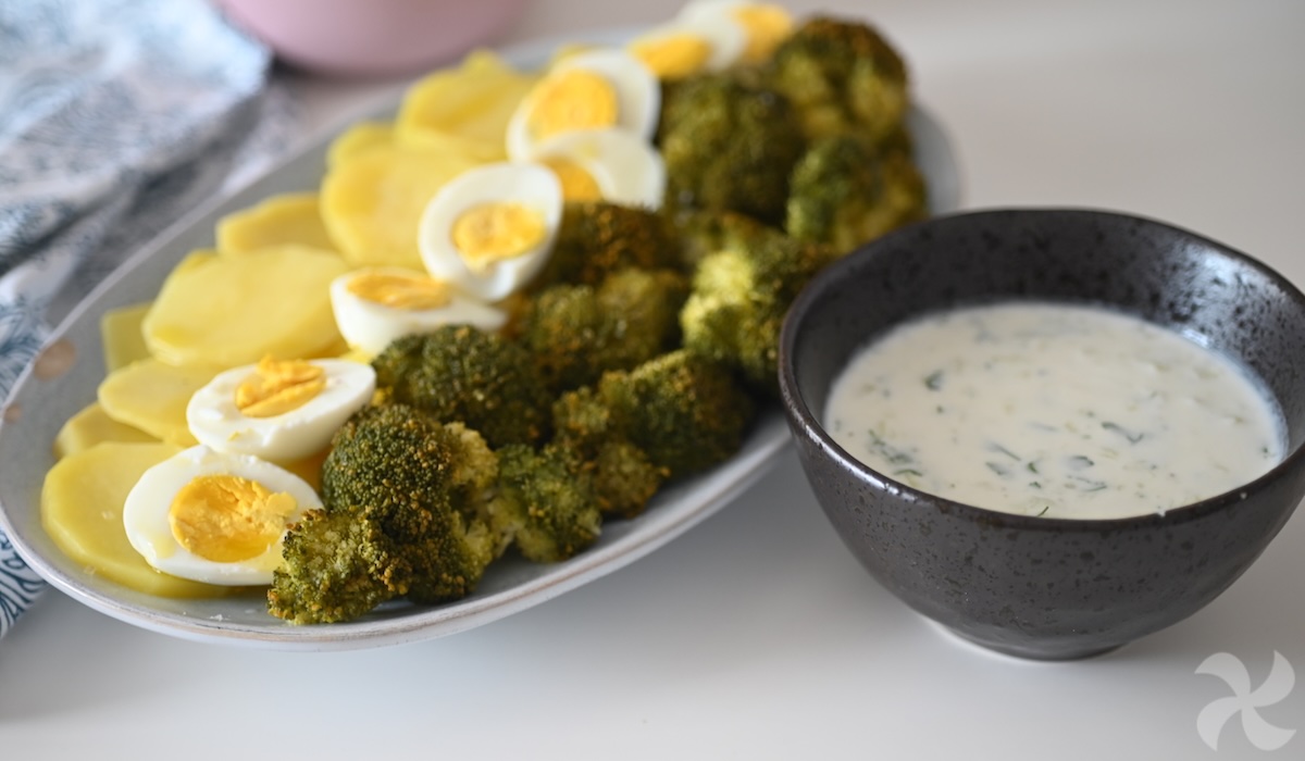 Patatas, brócoli y huevo duro con salsa ligera de pepino