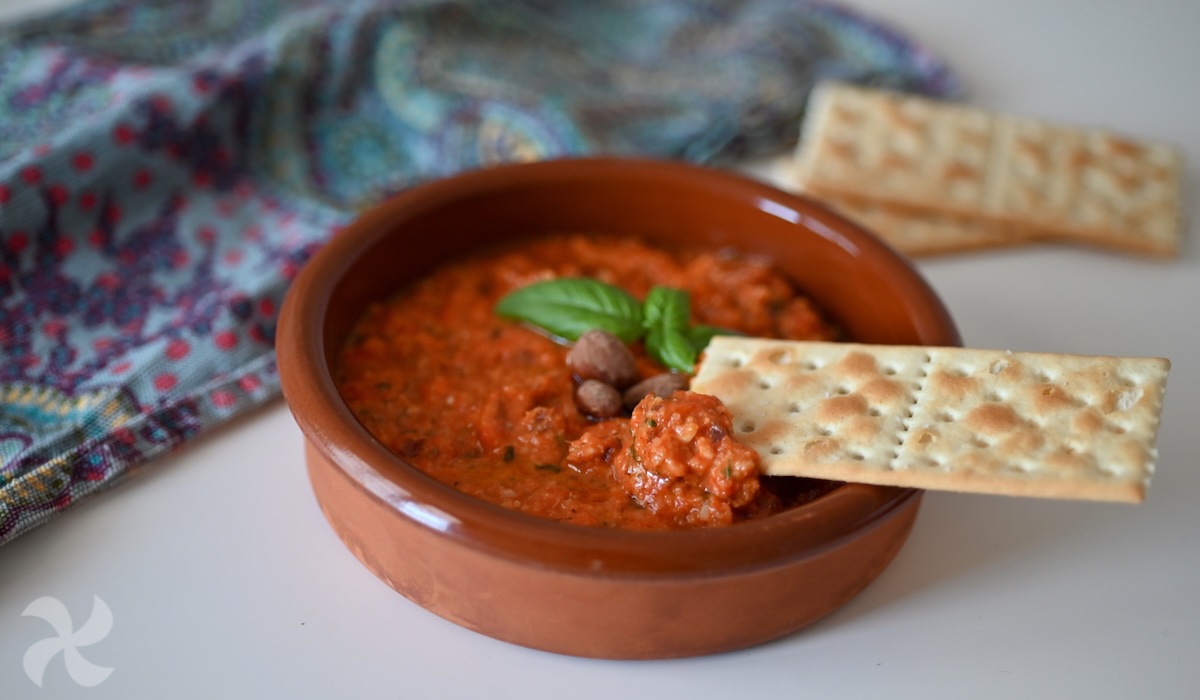 Paté de pimientos asados, albahaca y almendras